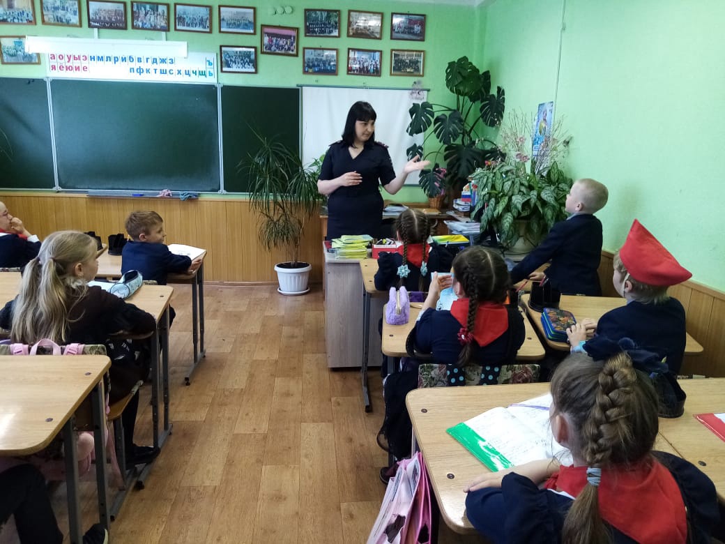 Сотрудники Госавтоинспекции провели мероприятия по БДД с учащимися школы.